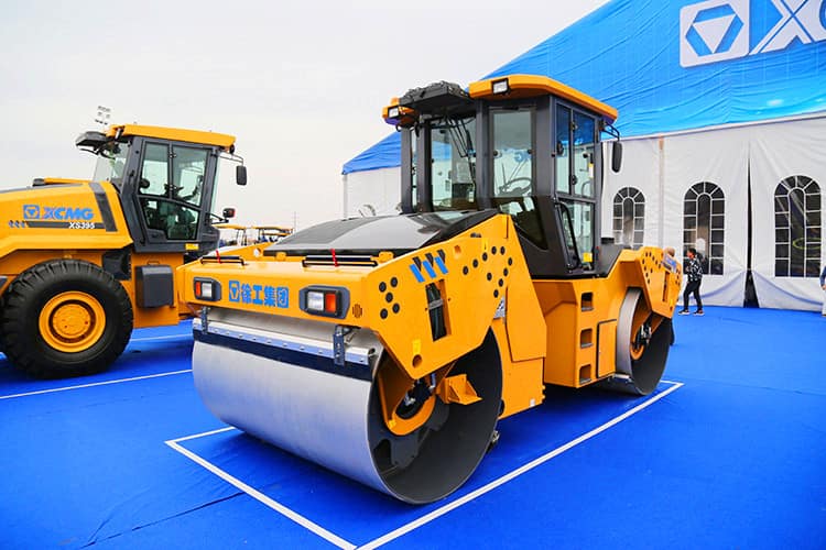 XCMG small asphalt compactor XD135S double drum road roller machine exhibited at Bauma China 2020